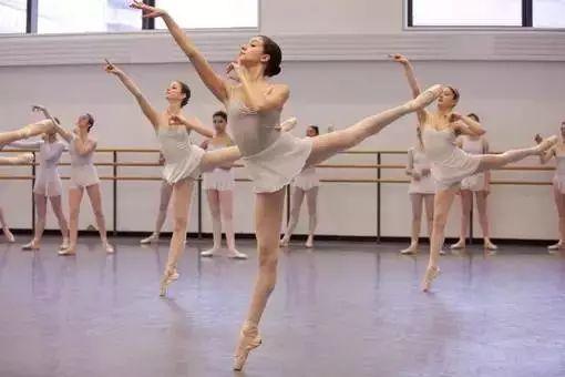 成人穿舞蹈服压腿视频,跟随视频轻松提升腿部柔韧性