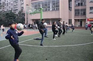 小孩能玩成人足球吗视频,一场趣味与成长的较量